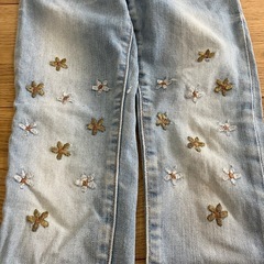8/26まで　ZARA 花柄刺繍ジーパン　110cmの画像