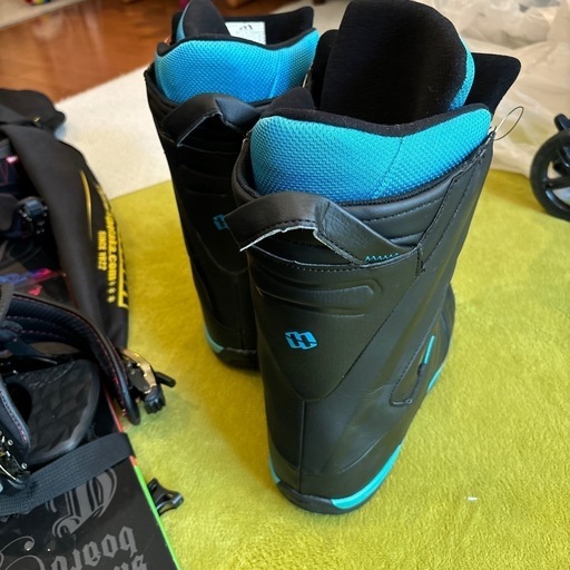 スノーボード板とシューズ