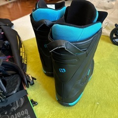 スノーボード板とシューズ