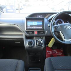トヨタ　ノア　ハイブリッドＸ★1年保証★ロードサービス付　純正９型ナビ　地デジ　バックカメラ　Ｂｌｕｅｔｏｏｔｈ　左側パワースライド　ＥＴＣ　スマートキー　プッシュスタート　２列目ロールサンシェード　オートライト　ＬＥＤヘッドライト　純正１５ＡＷの画像