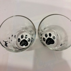 アデリア　黒猫　足跡　グラス　コップの画像