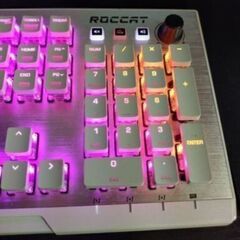 美品　｢ＲＯＣＣＡＴ｣ ゲーミングキーボード VULCAN 122 AIMO ROC-12-956-RD ［USB /有線］ ROC12956RDの画像