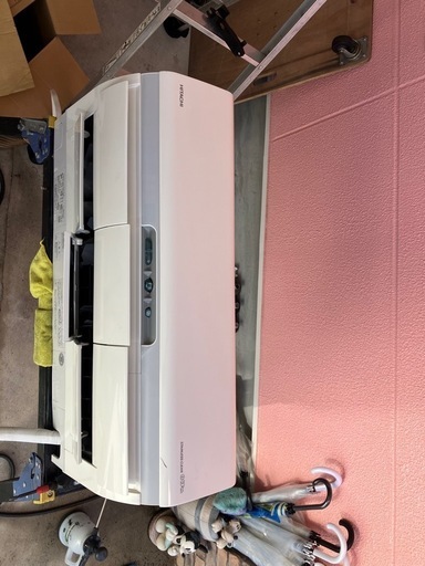 お掃除機能付きエアコン　5.6kw 白くまくん