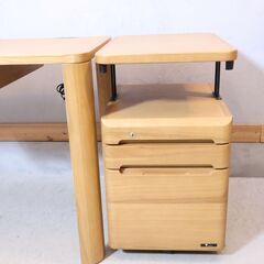 OTSUKA(大塚家具製造)のリベルタ デスク＆ワゴンです。学習机とキャビネットワゴンがセットになったシンプルなデザイン。タモ材のナチュラルな表情がお部屋に自然に溶け込んでくれます。の画像