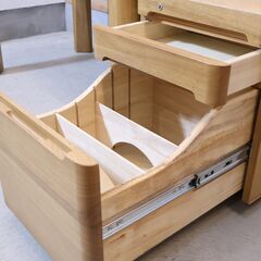 OTSUKA(大塚家具製造)のリベルタ デスク＆ワゴンです。学習机とキャビネットワゴンがセットになったシンプルなデザイン。タモ材のナチュラルな表情がお部屋に自然に溶け込んでくれます。の画像