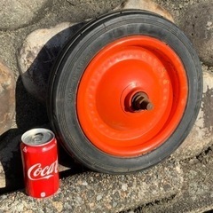 長期保管品　ノーパンク　一輪車用　ねこ車用　ノーパンクタイヤ　3.00-8  13×3　直径32.5cm  ホイール直径23cm  タイヤ 幅6cm   4本（5000円）　単品もOK  の画像