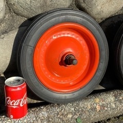 長期保管品　ノーパンク　一輪車用　ねこ車用　ノーパンクタイヤ　3.00-8  13×3　直径32.5cm  ホイール直径23cm  タイヤ 幅6cm   4本（5000円）　単品もOK  の画像
