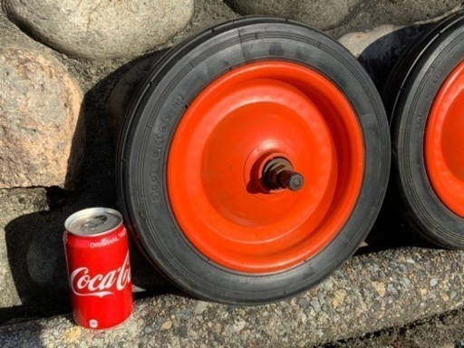 長期保管品　ノーパンク　一輪車用　ねこ車用　ノーパンクタイヤ　3.00-8  13×3　直径32.5cm  ホイール直径23cm  タイヤ 幅6cm   4本（5000円）　単品もOK