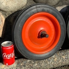 長期保管品　ノーパンク　一輪車用　ねこ車用　ノーパンクタイヤ　3.00-8  13×3　直径32.5cm  ホイール直径23cm  タイヤ 幅6cm   4本（5000円）　単品もOK  の画像