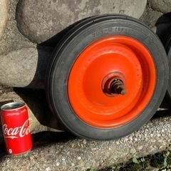長期保管品　ノーパンク　一輪車用　ねこ車用　ノーパンクタイヤ　3.00-8  13×3　直径32.5cm  ホイール直径23cm  タイヤ 幅6cm   4本（5000円）　単品もOK  の画像