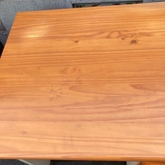 シンプルな木目調の学習机の画像