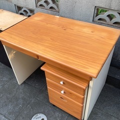 シンプルな木目調の学習机の画像