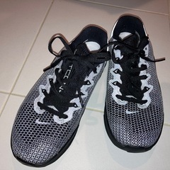 ほぼ新品 ナイキ NIKE スニーカー 23.5cm 黒グレー