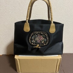 女性のバッグ