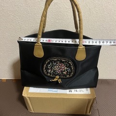 女性のバッグの画像