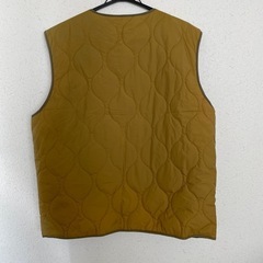カーキ キルティングベスト ノースリーブの画像