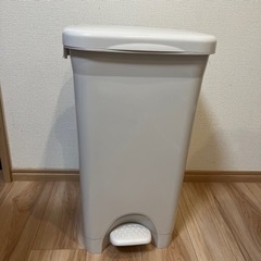 【未使用品】ゴミ箱 ペダルペール ポリ袋フック付 グレー 30L 日本製 の画像
