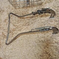 自転車のカゴと、両立スタンドの画像