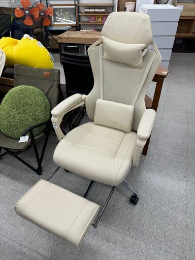ゲーミングチェア　オットマン内蔵　PAXTON