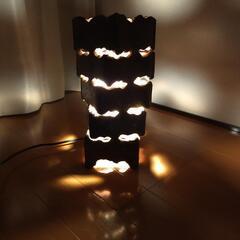 陶器製と思われるフロアランプ