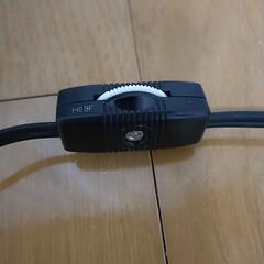 陶器製と思われるフロアランプの画像