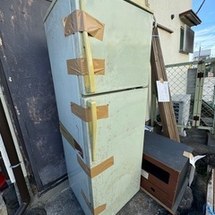 壊れた古い冷蔵庫