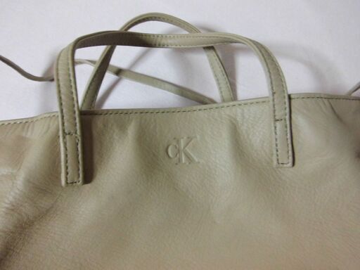 ck　カルバンクライン　小ぶりなバック　革　ベージュ