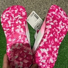 アディダスピンクのスニーカーの画像