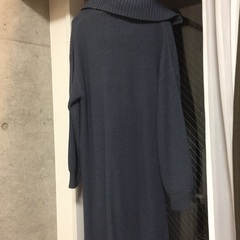 ブルーニットワンピースの画像