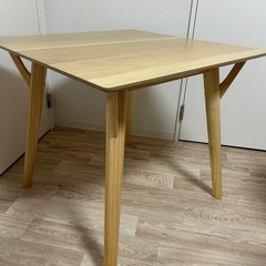 ダイニング机と椅子×2の画像