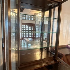 カリモク　ドマーニガラスキャビネットの画像