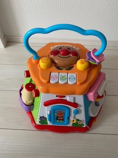 早い者勝ち！定価60,000万。おまけにアンパンマンのおもちゃ付き　コンビ　combi ISOFIX チャイルドシート