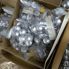 古いくるみ釦材料と工具の画像