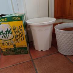 差し上げます　植木鉢プラ製　陶器製の画像