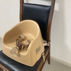 椅子に取り付けられるベビー用の椅子の画像