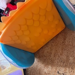 子供の使ったおもちゃ。電池入れれば大きい方が遊べます。コロコロ転ばす鏡のおもちゃもつかえますの画像