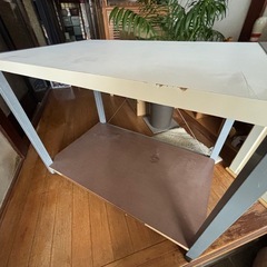 A4シュレッダーと丈夫な作業台の画像