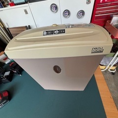 A4シュレッダーと丈夫な作業台の画像