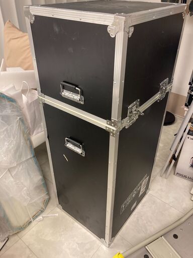 ★超大型アルミケース・ジュラルミンケース★緩衝材入り！脱毛機、痩身機器、美容機器、医療機器の保管、輸送、配送に便利な超大型ケース