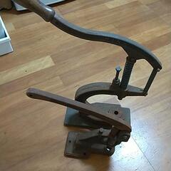 古いくるみ釦材料と工具の画像