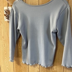 水色トップスの画像