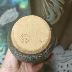 陶器 壁掛け可能な花瓶と丸壺一輪挿しセットの画像