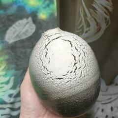 陶器 壁掛け可能な花瓶と丸壺一輪挿しセットの画像