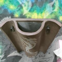 陶器 壁掛け可能な花瓶と丸壺一輪挿しセットの画像