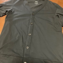 ユニクロ黒シャツ長袖