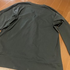 ユニクロ黒シャツ長袖の画像