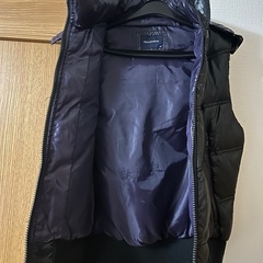 ダウンベスト　ファー付き　ブラック　Mサイズ　内生地パープルの画像