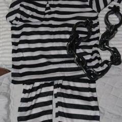 ハロウィンコスチューム　DAISO囚人服と手錠＋ヒゲ