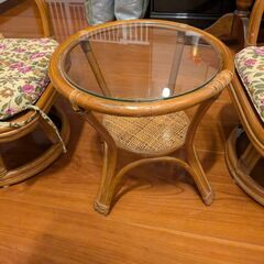 籐の椅子2個、テーブルセットの画像