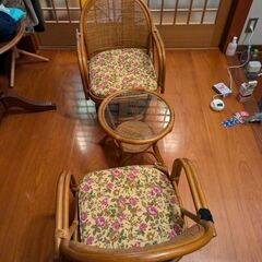 籐の椅子2個、テーブルセット